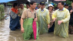 行政院副院長陳其邁13日赴台南仁德勘察校園嚴重淹水的中華醫事科大，了解水患狀況。(圖/翻攝陳其邁臉書)