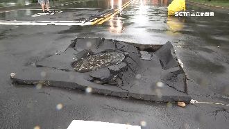 雨彈狂炸撐爆水管！台中路口驚現巨洞