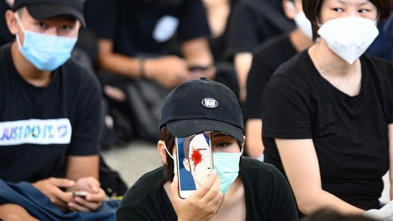 香港機場再度聚集示威者　千人反送中