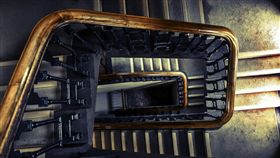 張男為保護妻子被推下樓，半年後完全失去嗅覺