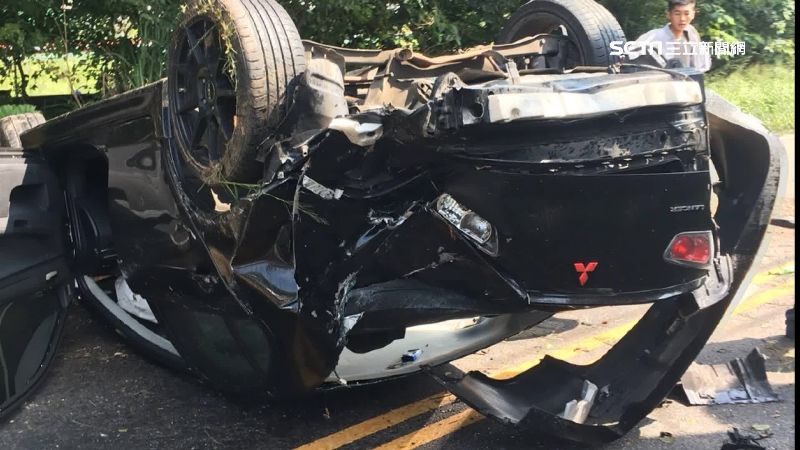 女駕駛山彎「自撞」！車慘翻四輪朝天