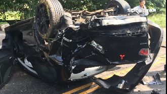 女駕駛山彎「自撞」！車慘翻四輪朝天