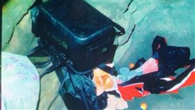 新北,鼻頭燈塔,釣魚,冰桶（圖／翻攝畫面）
