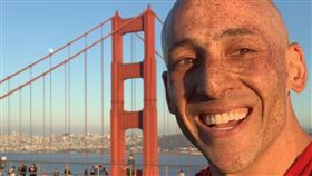 凱文海因斯（Kevin Hines）與金門大橋合照。（圖／翻攝自Kevin Hines臉書）