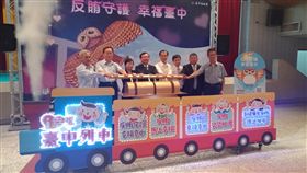 台中地檢署13日舉辦「反賄幸福台中列車」啟動儀式，台中地檢署檢察長陳宏達（左4）、台中高分檢主任檢察官吳萃芳（左3）與警察、調查及台中市府等單位代表都出席，共同推動象徵反賄選的啟動桿。