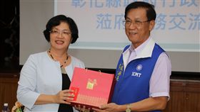 彰化縣長王惠美（左）13日率縣府團隊訪問南投縣政府，交流觀光、教育、消防及公共安全政策，由南投縣長林明溱（右）接待，並互贈禮物。