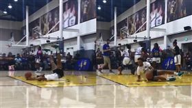 NBA／柯瑞瘋了！女童學員投籃超準
NBA,金州勇士,Stephen Curry,訓練營,女籃,環遊世界,宰羊
翻攝自推特