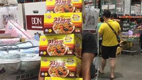 好市多狂搬這款泡麵！浮誇掃貨他看傻　網推爆：湯頭超鮮（圖／翻攝自Costco好市多 商品經驗老實說臉書）