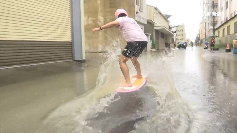 崑大路逢雨必淹！民眾水裡苦中作樂