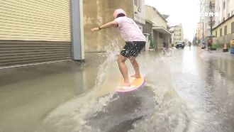 崑大路逢雨必淹！民眾水裡苦中作樂
