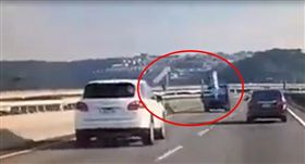 五楊高架橋上，疑似鐵製大型物品散落，砸中後排車輛。（圖／翻攝自爆料公社臉書）