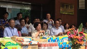 基本工資14日審議　許銘春盼調升但尊重委員決定基本工資審議委員會14日將舉行，勞動部長許銘春（前中）13日在勞動部中元普渡儀式前受訪表示，還是希望基本工資能調升，但仍會尊重審議委員決定。中央社記者吳欣紜攝　108年8月13日