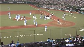 ▲西武獅與歐力士觸身球亂鬥。（圖／截自網路）