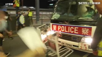 港警集結恐清場　示威者拿推車衝警
