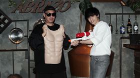 田亞霍新專輯邀來好友、也是金曲獎最佳錄影帶導演比爾賈。(大鵬傳播提供)