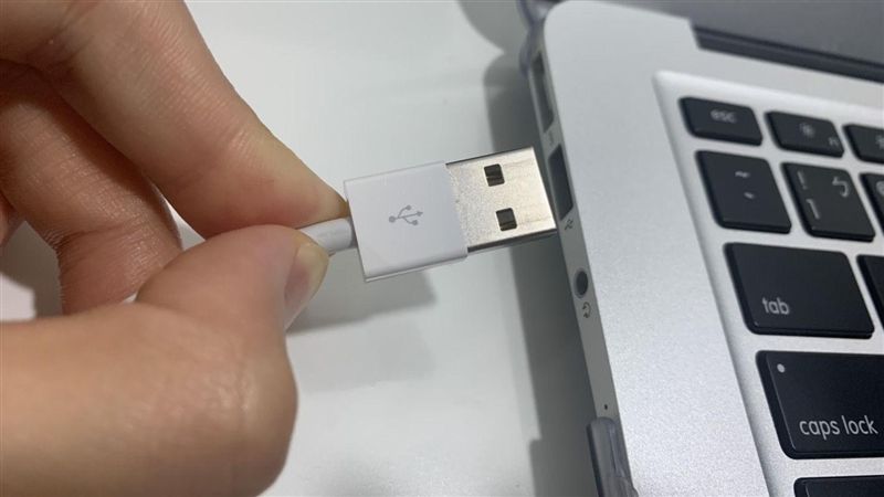 駭客研發假蘋果充電線！一插偷光資料