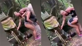 印尼／女遊客露下體沖聖水狂叫　峇里島民怒批褻瀆神明(圖/YOUTUBE)