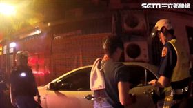 電視名嘴「建銘」陳建名在自家門口對他人車輛潑漆及戳破輪胎，甚至還持鐵棒打傷車主（翻攝畫面）