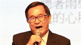 出席台灣北社感恩餐會　陳水扁高歌台灣北社19日在台北舉辦感恩餐會，前總統陳水扁北上出席，會中高歌「安平追想曲」與「今夜又擱塊落雨」。中央社實習記者朱俋圜台北攝　108年7月19日