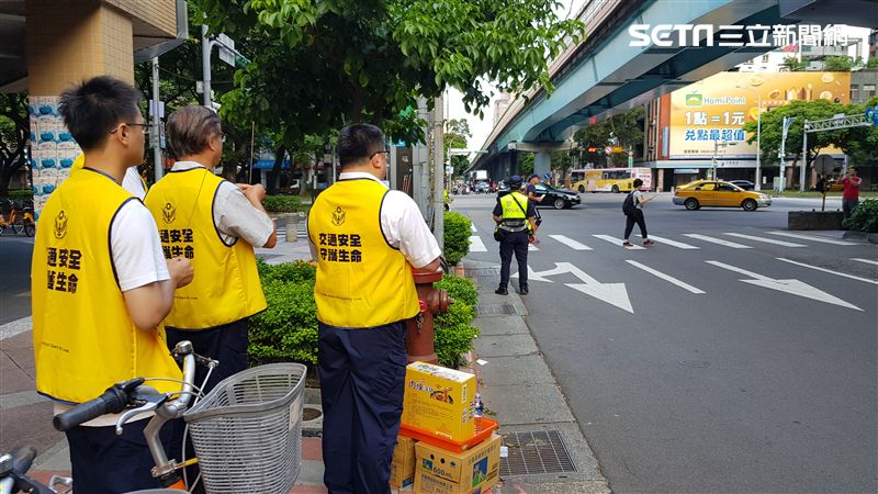 大安警祭拜車禍亡靈　加強攔檢籲守法