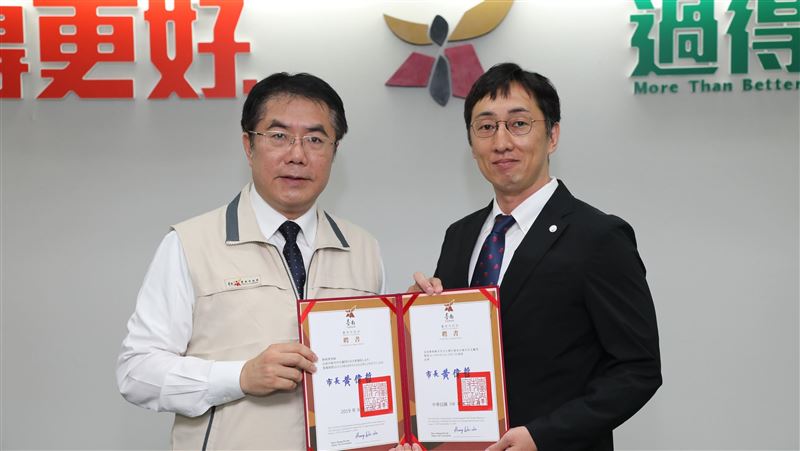 黃偉哲頒聘書　野崎出任台南外交顧問