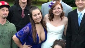 (16:9)雄偉,婚禮,心機,深V,吸睛（圖／翻攝自Reddit）