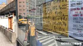 售屋看板。（圖／記者蔡佩蓉攝影）