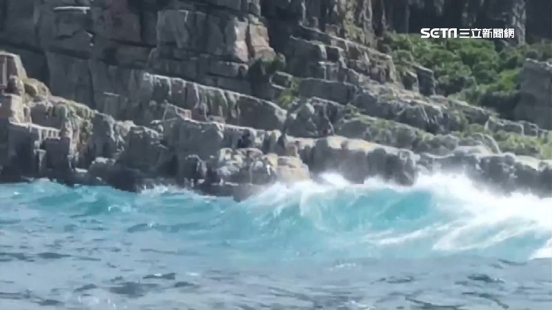 龍洞跳水平台驚魂！海水漲11人受困