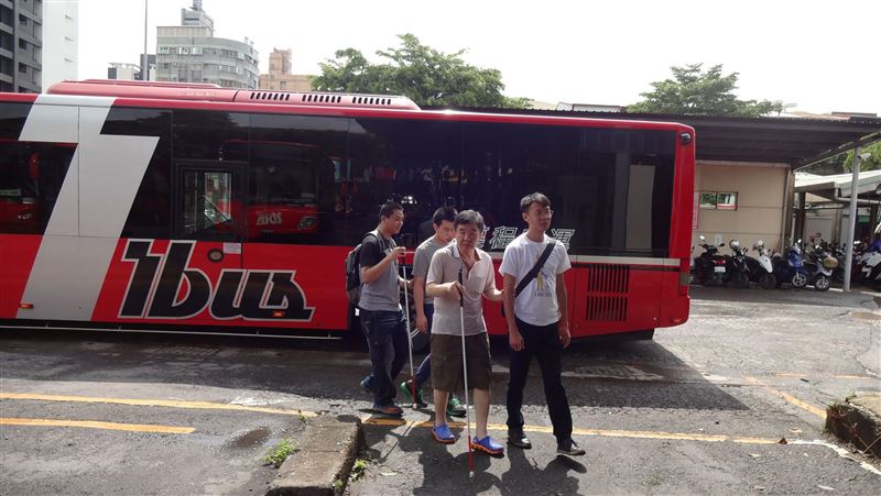 高雄公車辦試乘體驗　協訓視障者搭車
