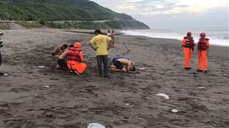 台東大鳥海邊戲水　九學生遭沖走