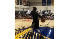 NBA／中場三分！柯瑞單手輕鬆拋進 NBA,金州勇士,Stephen Curry,三分球,Logo Shot 翻攝自推特