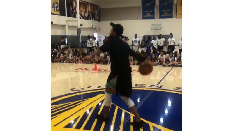 NBA／中場三分！柯瑞單手輕鬆拋進
