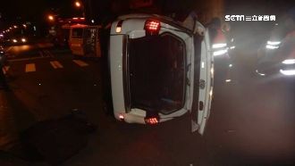 重機高速撞！轎車慘翻　騎士噴飛身亡