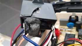 網友在論壇PO文，除濕機電容爆炸。（圖／翻攝自mobile01論壇）