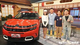 主持人康哥與來賓楊昇達、Andy、Joyce合照。
康哥表示20年前雪鐵龍汽車自動升降功能會引起眾人圍觀。
康哥問昇達最重視SUV哪一項配備？