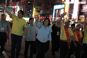  林右昌與蔡英文總統一同為水燈遊行揭開序幕(圖/基隆市政府提供)
