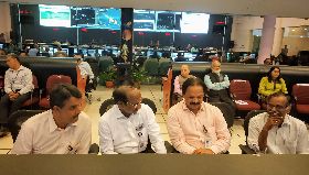 印度科學家遙控月球飛船二號朝向月球航