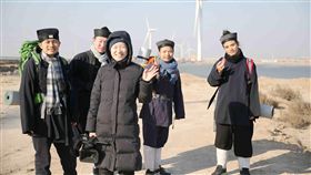 導演朱昱掌鏡記錄青年道士行腳　盼來台交流中國女導演朱昱（左3）執導紀錄片「少年問道」，全片題材十分特別，記述4名修道青年行腳過程，更不顧忌兩岸敏感關係，堅持報名角逐金馬，朱昱相當期盼有機會能來台交流。（海鵬影業提供）中央社記者洪健倫傳真　108年8月14日