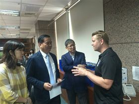 ▲國體大校長邱炳坤與中華男足總教練溝通意見。（圖／記者林辰彥攝影）