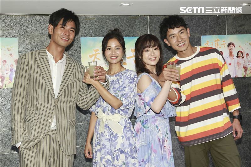 台灣好戲《天之蕉子》殺青酒，楊子儀、吳怡霈、楊小黎、陳謙文。（圖／記者林士傑攝影）