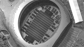 Maxar公司12日取得的影像顯示，約500輛武警汽車集結在俗稱「春繭體育館」的深圳灣體育中心，與香港只隔著一個港灣。（圖／翻攝自推特@Maxar）