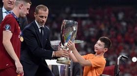 ▲利物浦與小球迷分享冠軍。（圖／取自IG）