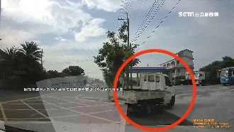 疑失控打滑！小貨車甩尾失控險撞車