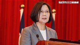 總統蔡英文出席「108年下半年陸海空軍將官晉任布達暨授階典禮」，並向晉升將官及家屬握手致意。（記者邱榮吉/攝影）