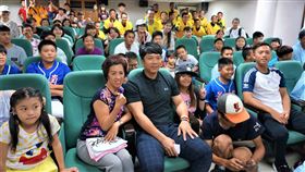 中華職棒,閱讀大使,周思齊,花蓮縣,頒發獎金(圖/花蓮縣文化局提供)中央社