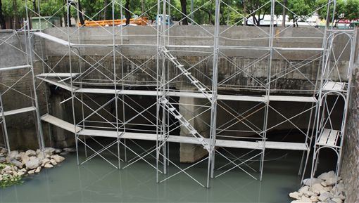 鳳山圳黑水及死魚　施工引流污水肇禍