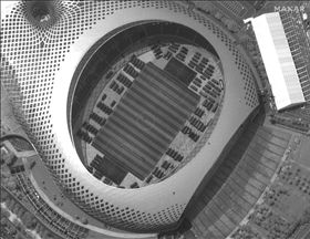 香港「反送中」運動從今年6月延燒至今，這兩個多月以來，警民衝突不但未減反而還越演越烈，許多示威者罷工走上街頭，他們不只佔領街道，更連機場都成了戰場，民眾抗議的聲音也引起國外媒體的注意。美國World View衛星在12日時，就拍到中國武警集結在深圳體育館進行操演，深圳距離香港僅一個港灣之隔，因此大陸此舉就引發了外界揣測，擔心香港可能將面臨恐怖鎮壓。（圖／翻攝自Cory Gardner推特）