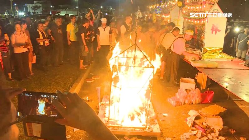 雞籠中元祭　謝姓水燈岸上竄火燒光