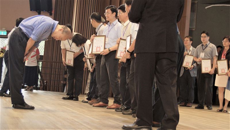 表揚優秀校長　韓國瑜頒獎鞠躬致敬
