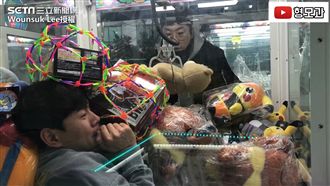 夾中娃娃見鬼彈回去？他躲機台笑翻網